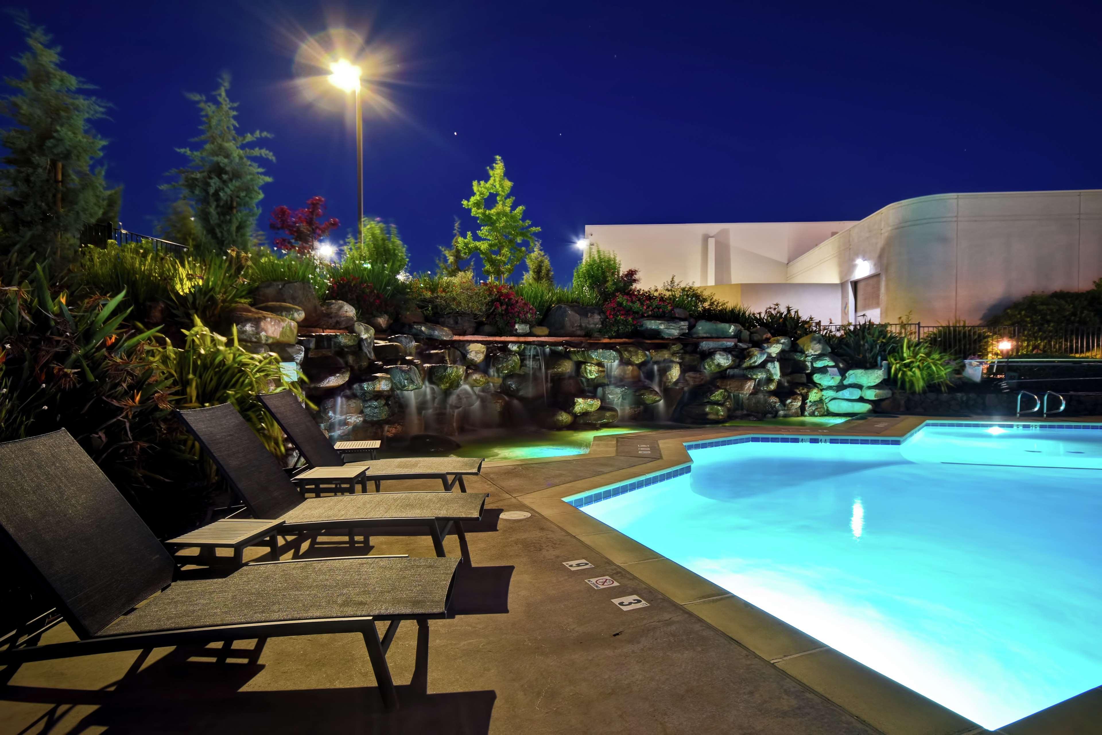 Готель Doubletree By Hilton Pleasanton At The Club Екстер'єр фото